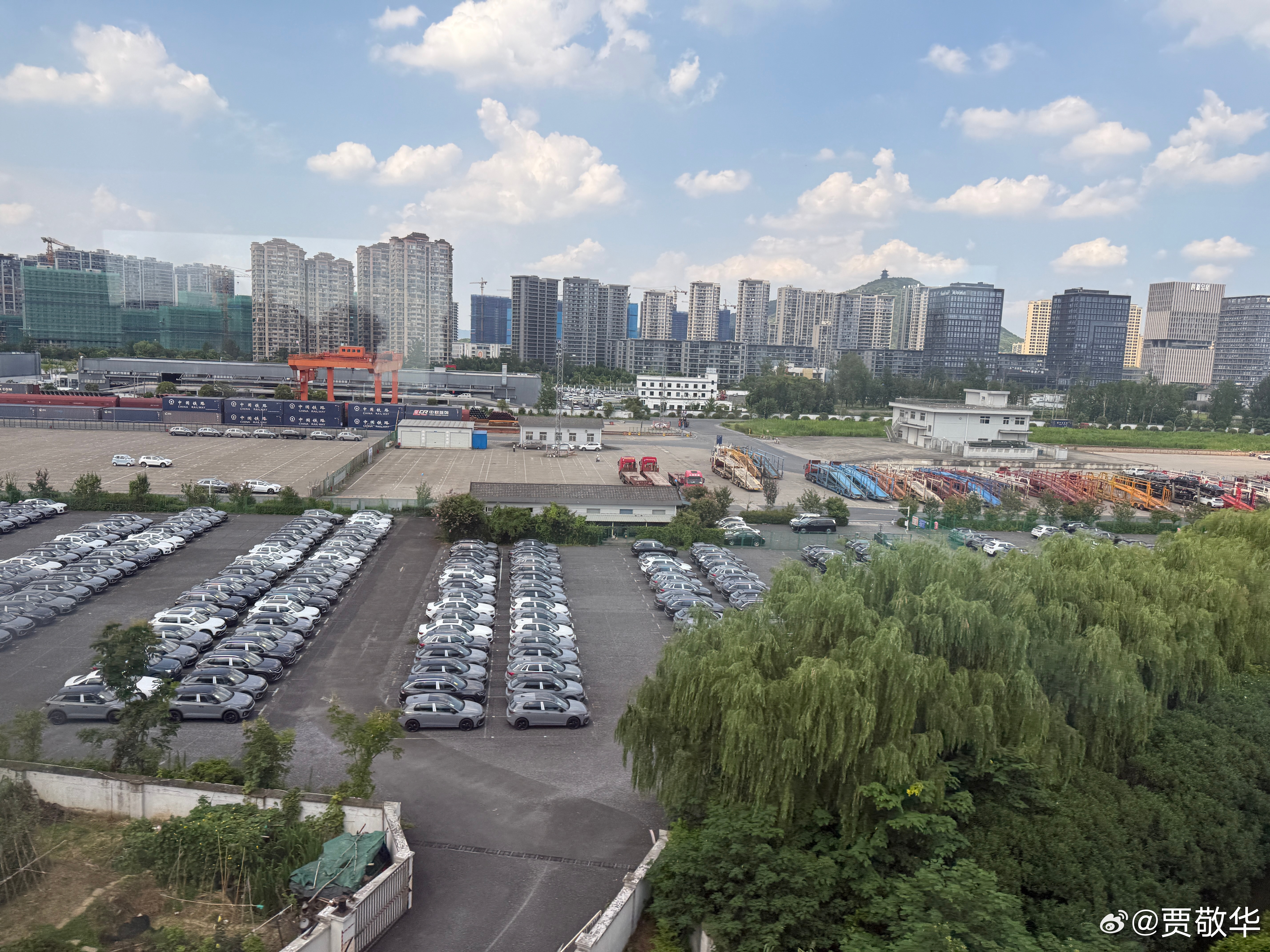 铁路货场好多新车啊，可惜没看到是哪个品牌的车。 ​​​