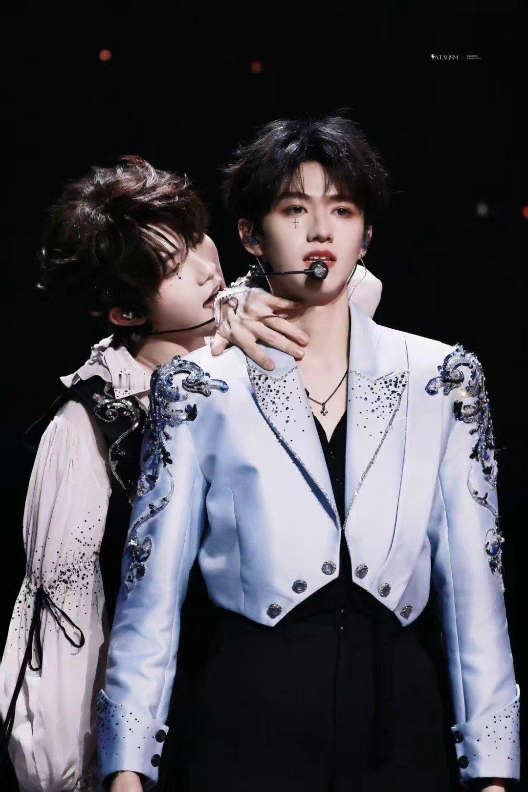 朱志鑫苏新皓blow练习室花絮舞台背后是无数次默默练习，朱志鑫苏新皓沉下心打磨细