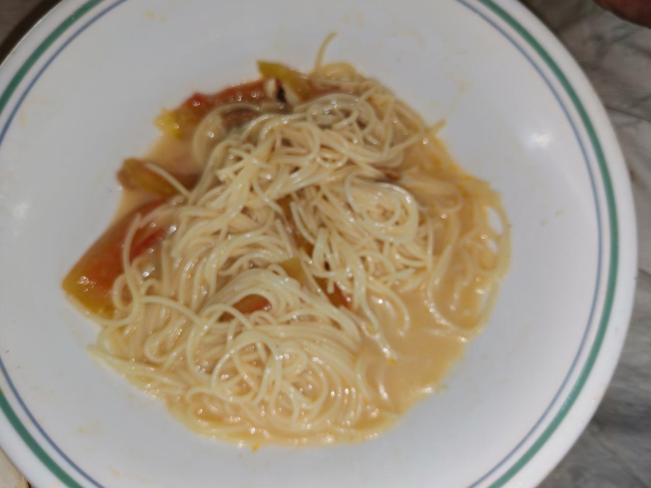 现在快两个小时了，三先生还没吃完，继续在那吃。

这饭给你吃的，边吃边擤鼻涕。鼻