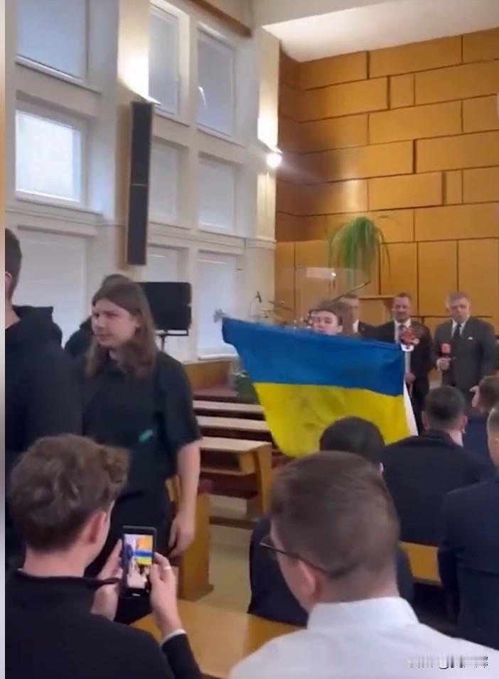 斯洛伐克学生抗议菲佐涉乌克兰言论中途离场

11月14日，斯洛伐克总理菲佐在会见