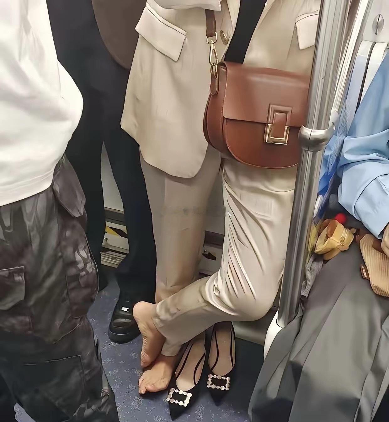 她脱鞋光脚是为什么呢 