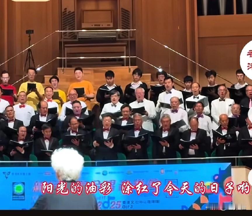 香港音乐厅六百人合唱，这是香港音乐会上的第一份，创纪录的，惊奇的是高声演唱的是大