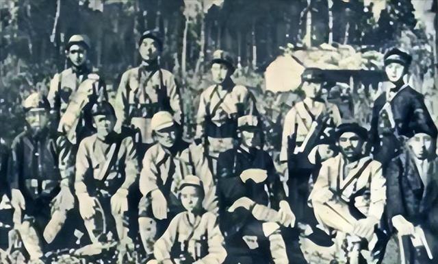 1977年，毛主席纪念堂落成典礼结束后，一老农民来到了粟裕家中探望。粟裕看到对方