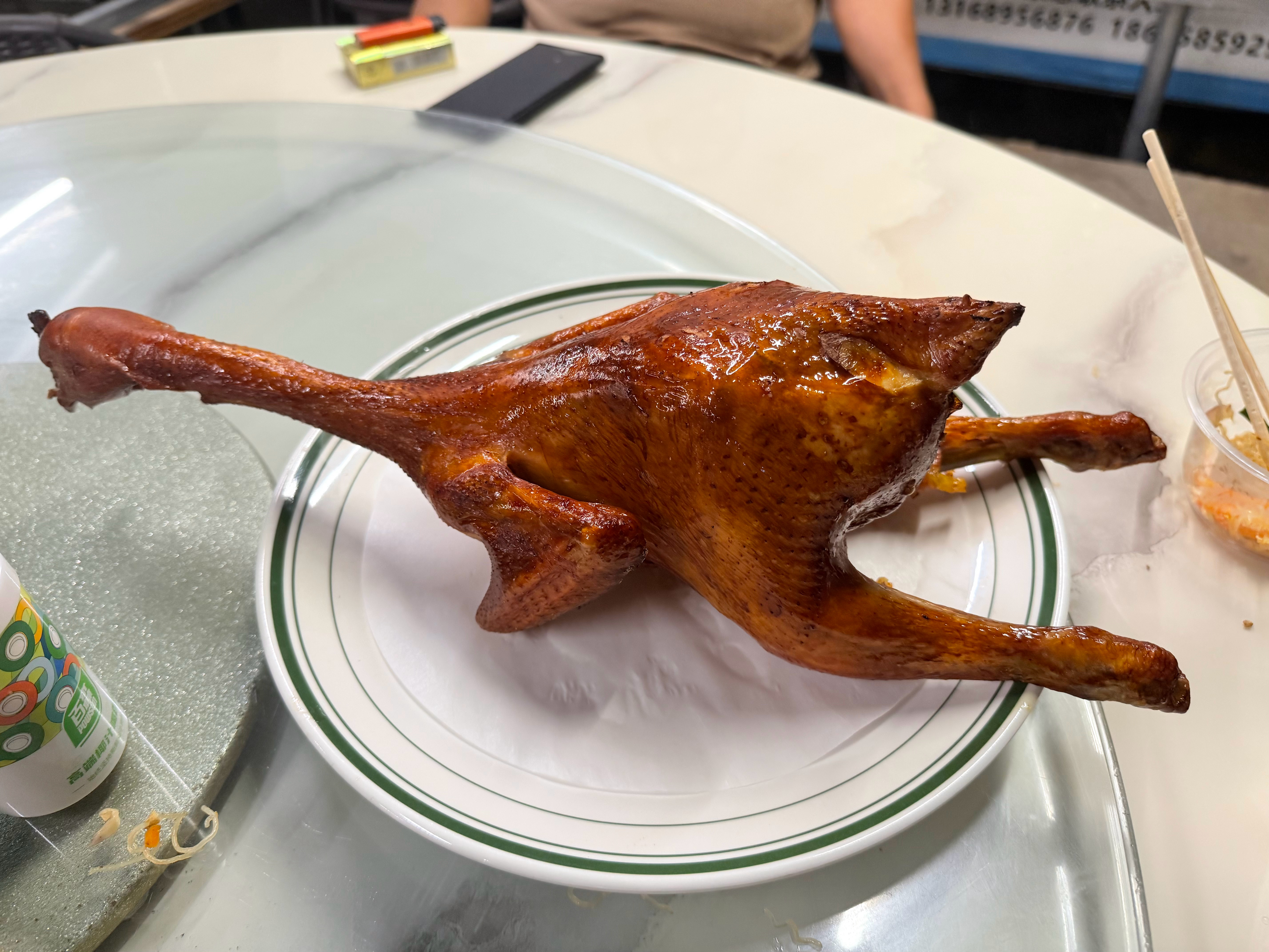 我爸爸带我来吃这个烧鸡，哎呦我，整只上了 东莞·清溪馋遇餐饮店