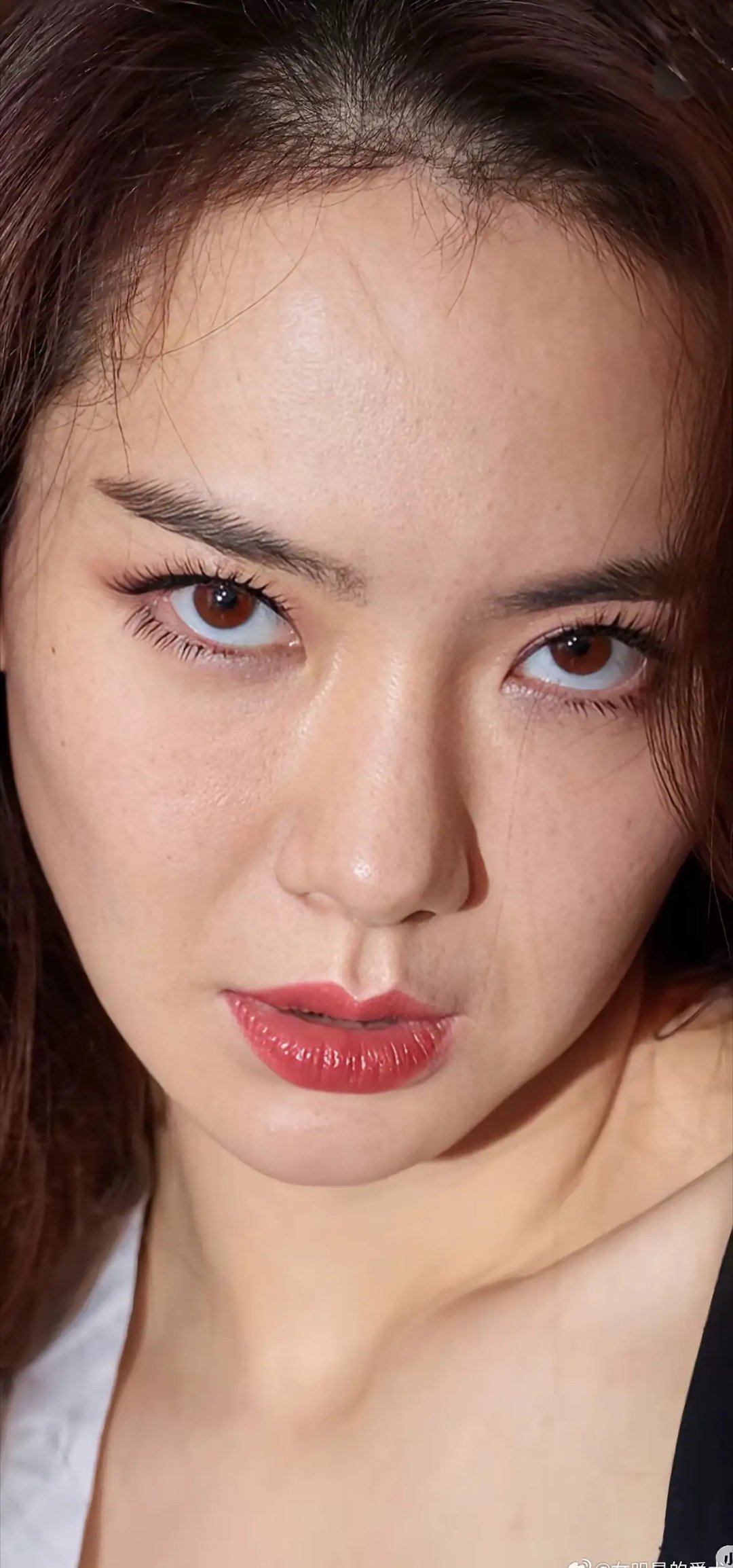 女明星这么近距离的拍，都可以放大看到皱纹和雀斑 