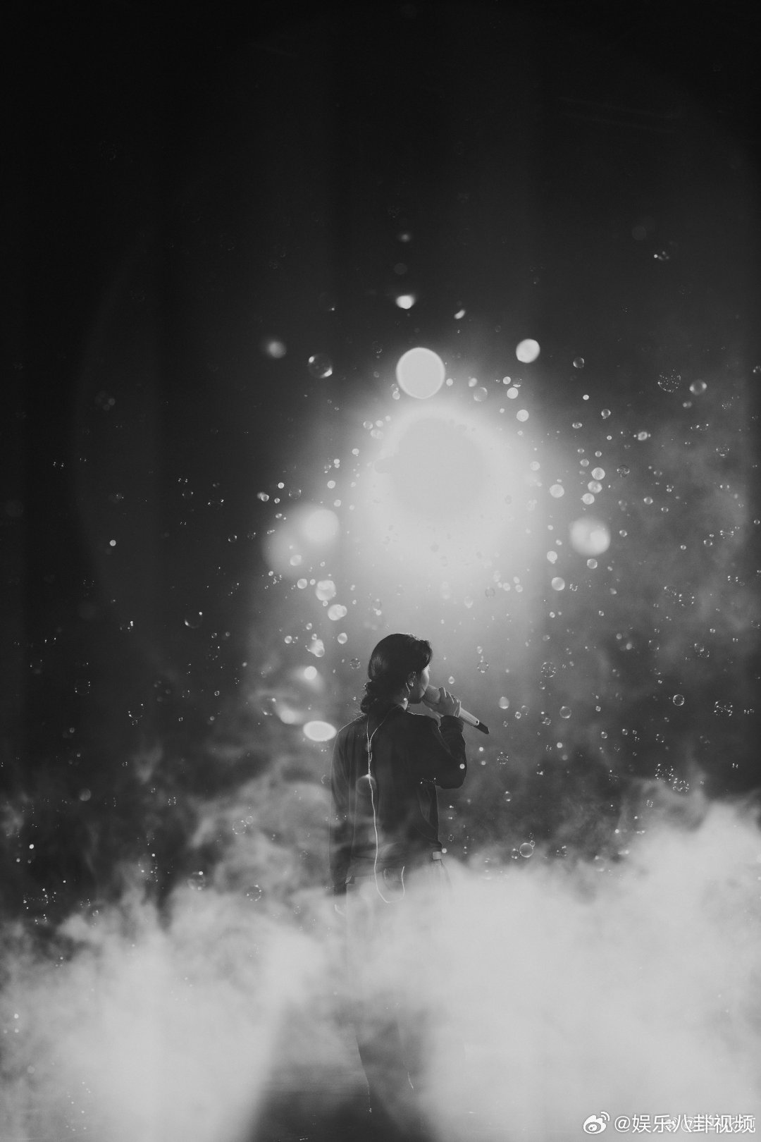 单依纯今晚还有演唱会单依纯今晚演唱会继续 单依纯演唱会是两天的，今晚继续，这搞的