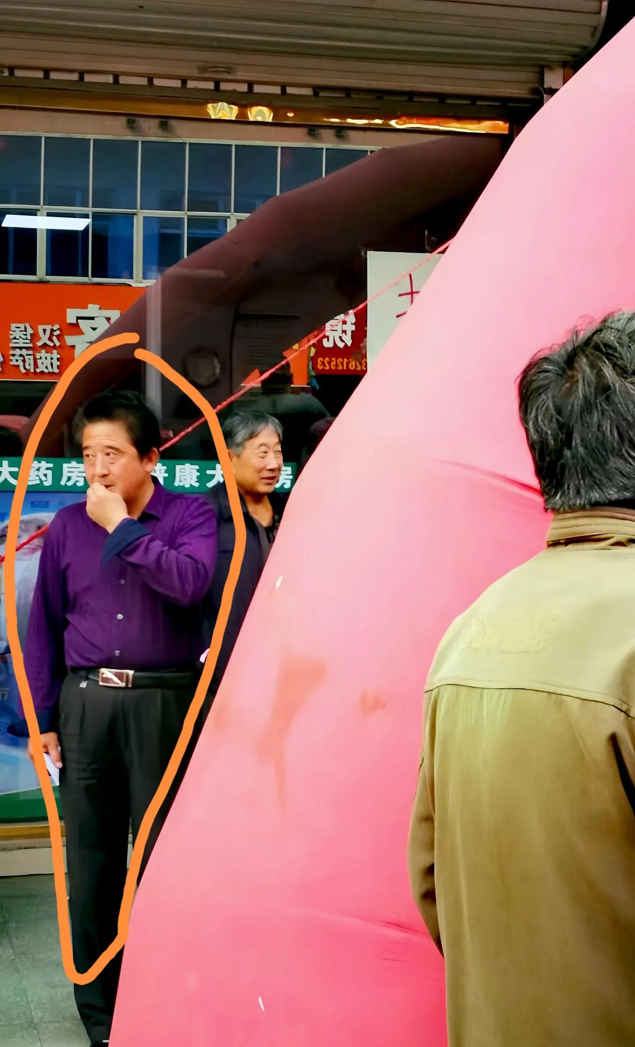 您能猜得出这位大叔像谁吗？猜猜看