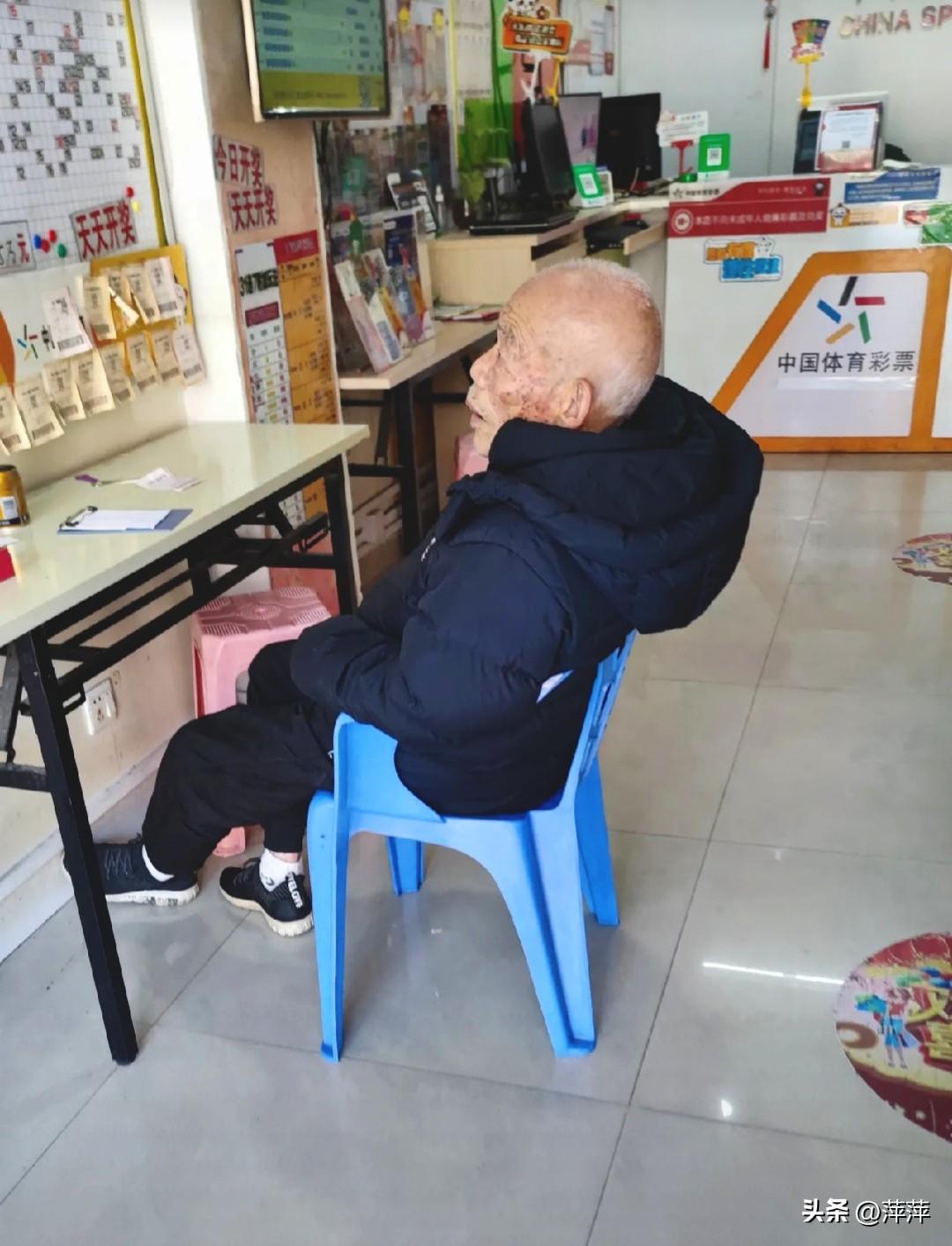 老爷爷很专注的研究走势，想必他经验很多。跟着他买会不会中奖？