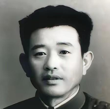 红军团长正在练兵，喂马的马夫路过训练场，看着训练的红军，忍不住就笑了出来，红军团