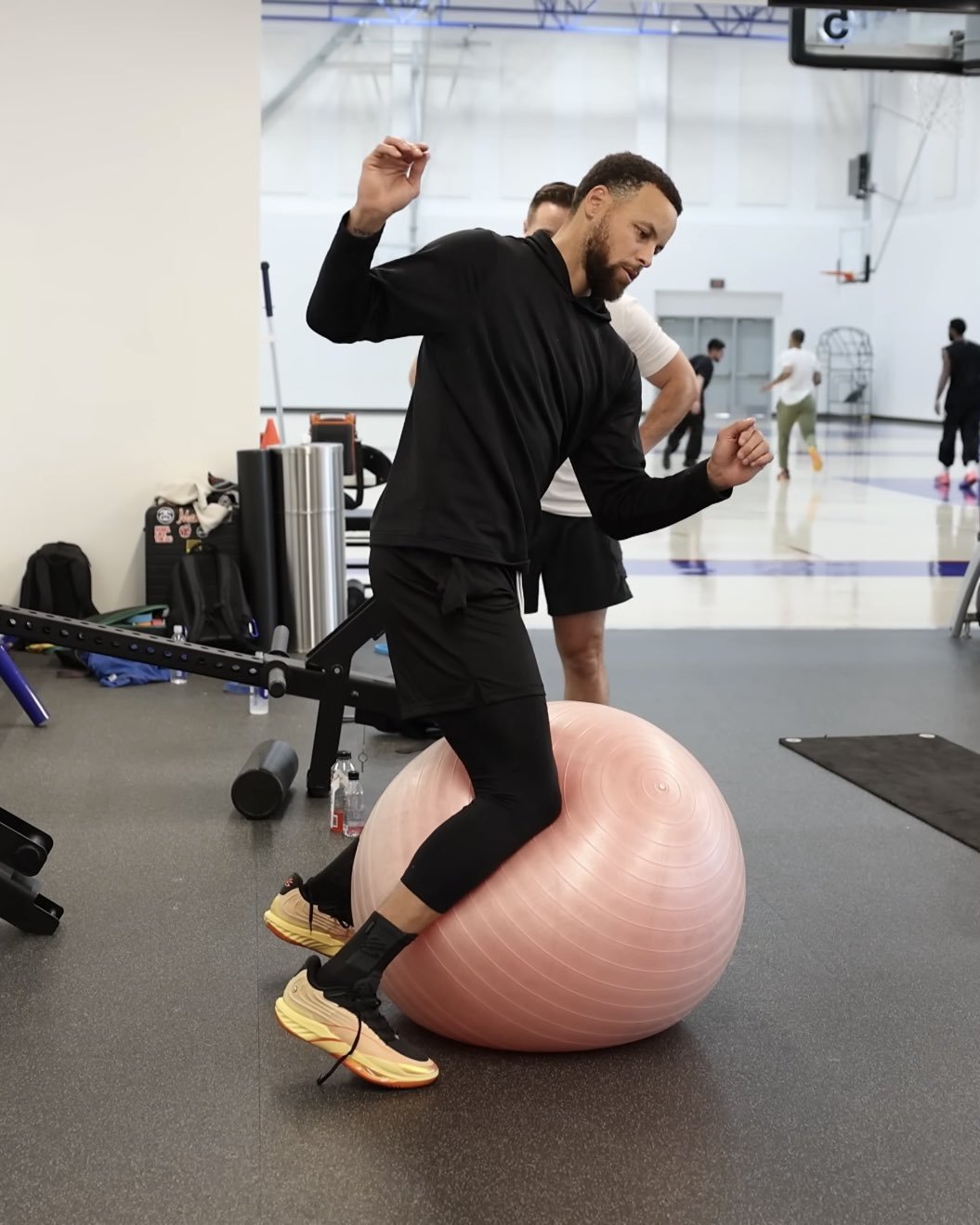 安踏真的拿下库里了？nba