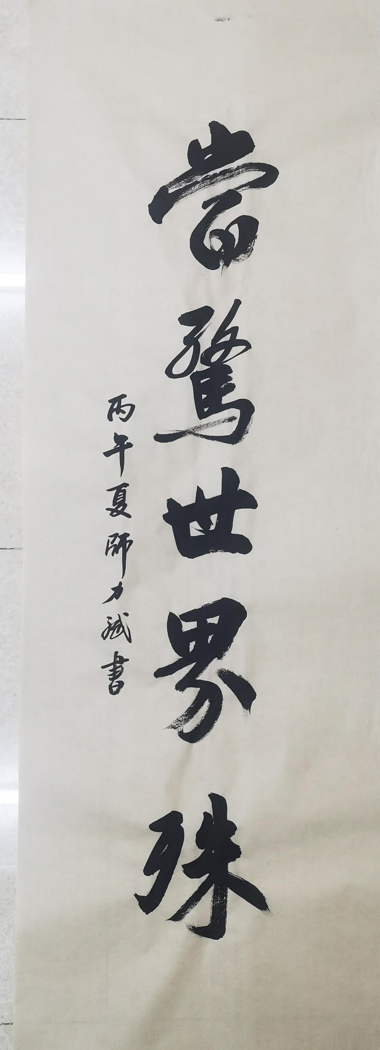 突然放松了围墙不再逼仄天空不再低沉。从窗户往外看不再只是砖瓦楼顶和黑色沥青晚霞中