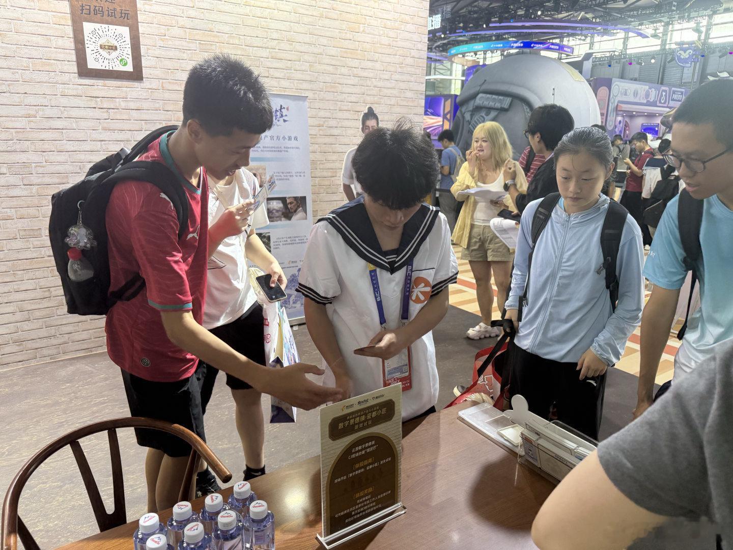 在CJ被游戏AI硬控了在CJ被鹅厂AI师傅教做瓷器 有趣又有文化底蕴，把传统工艺