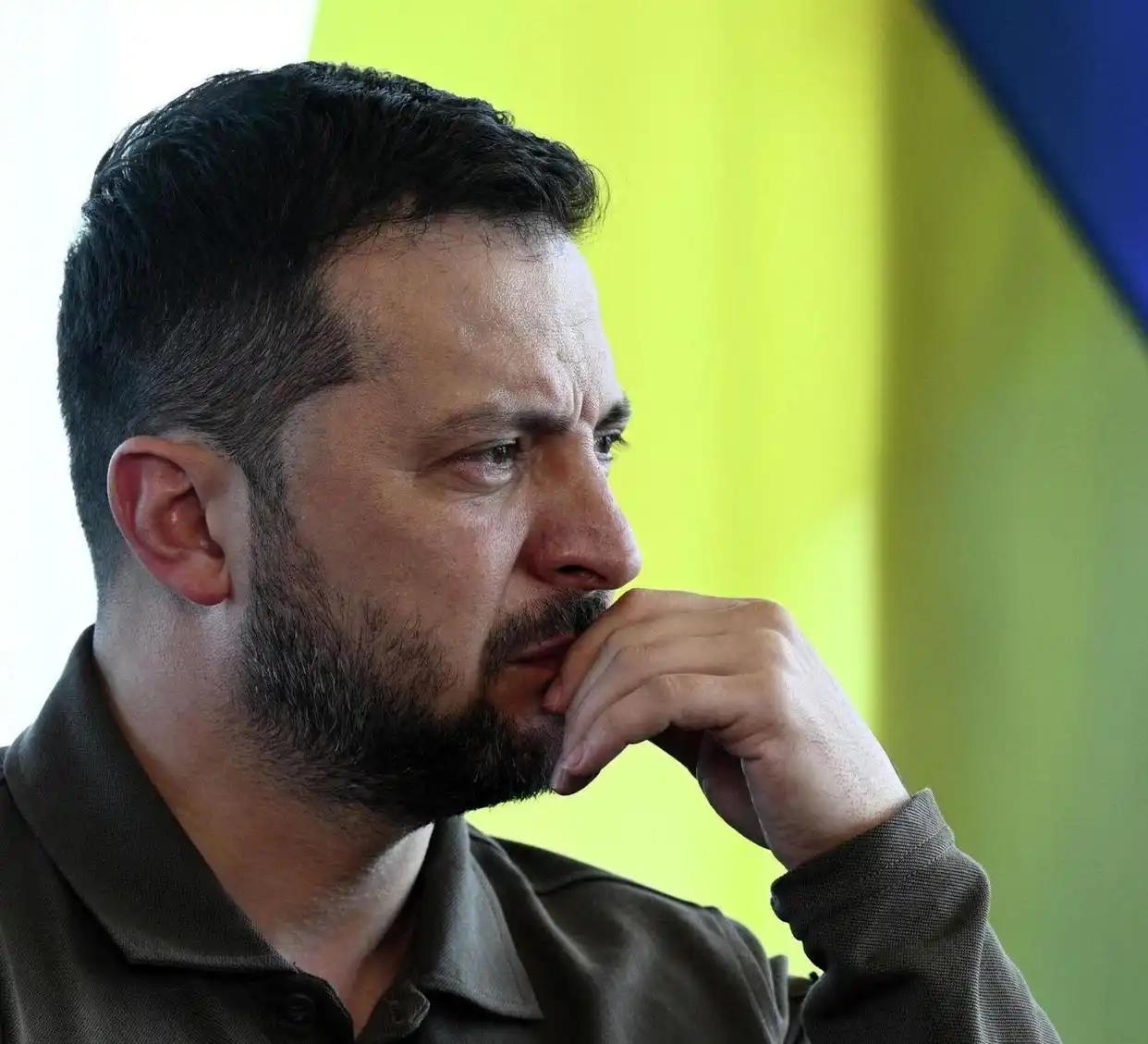 美以联合袭击伊朗，乌克兰总统泽连斯基心里也不是滋味。不仅全球的关注都被中东局势吸