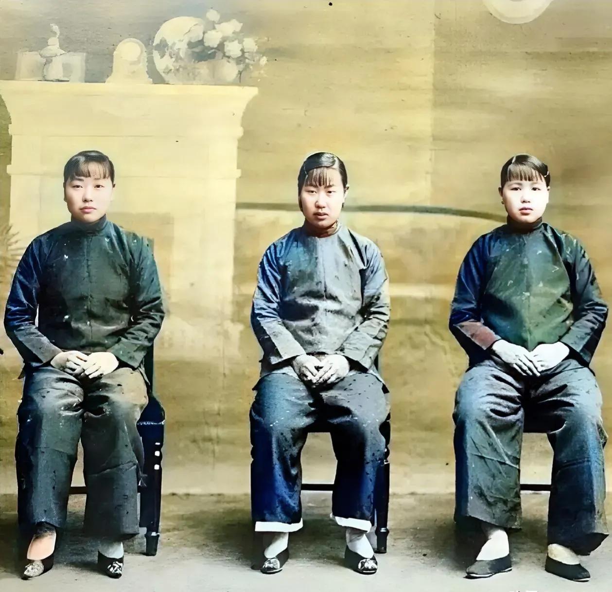 民国初年，三个好闺蜜，一张罕见的留影，面对镜头，三位姑娘穿着相同的衣服，穿着自己