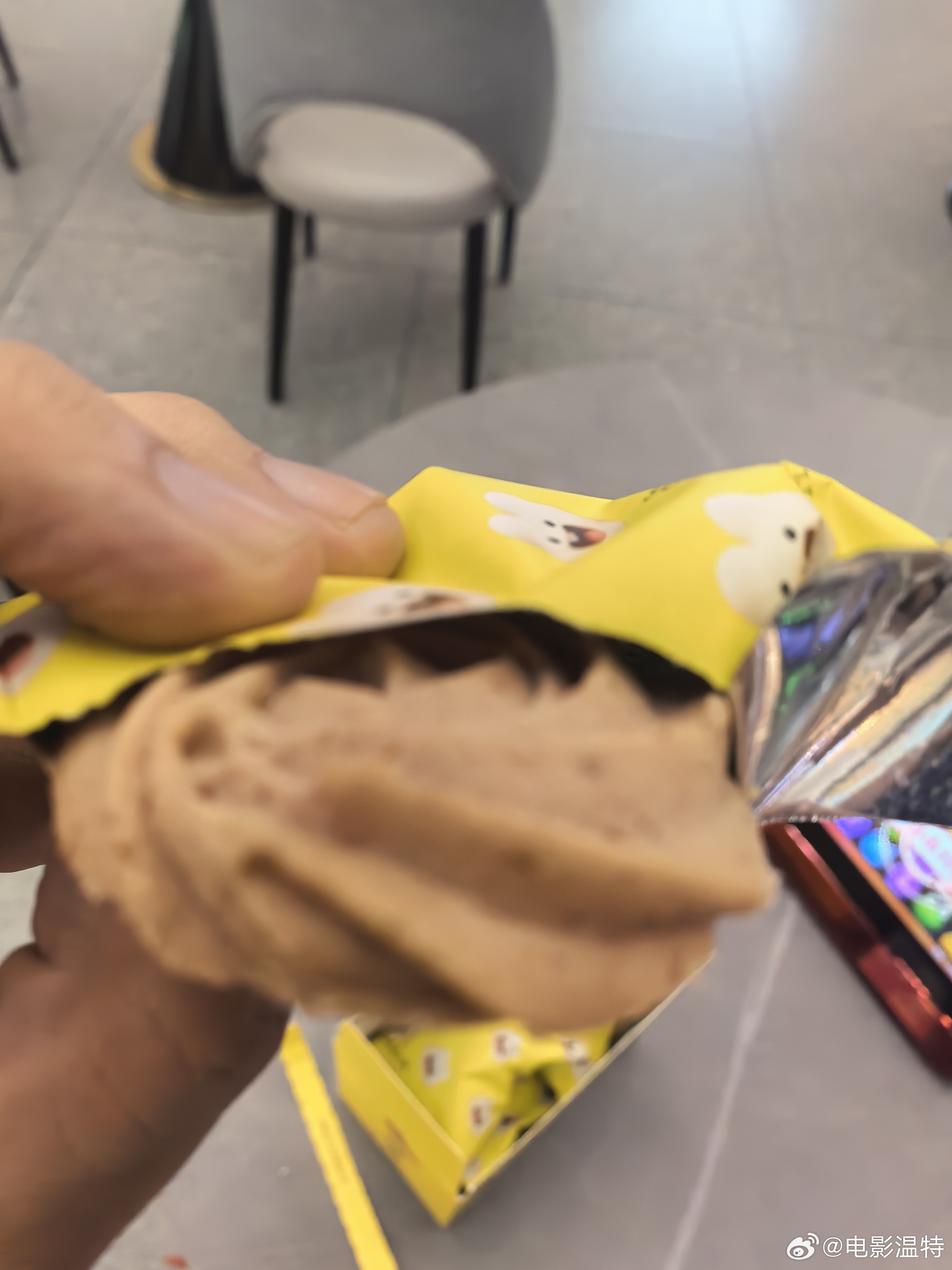 听听温特怎么说 来万达影城看《阳光女子合唱团》买了盒万达自研的零食3D小时光。一