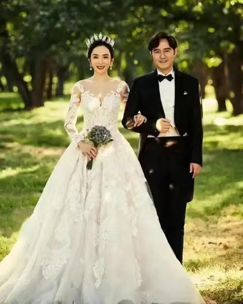 何昊阳晒与冯雷婚纱照

45岁的中年男演员冯雷与小9岁的何昊阳晒出接地气婚纱照，