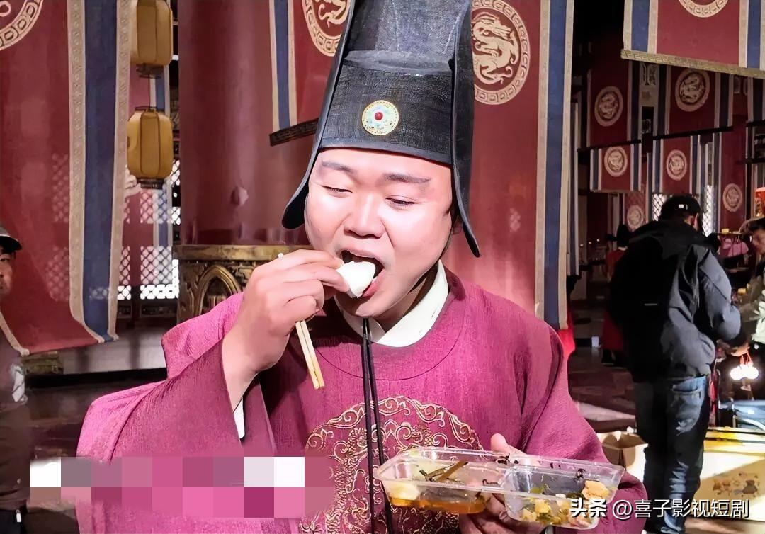 山东小伙冀星军在横店演“公公”意外走红！他凭借精湛演技，将角色刻画得入木三分，收