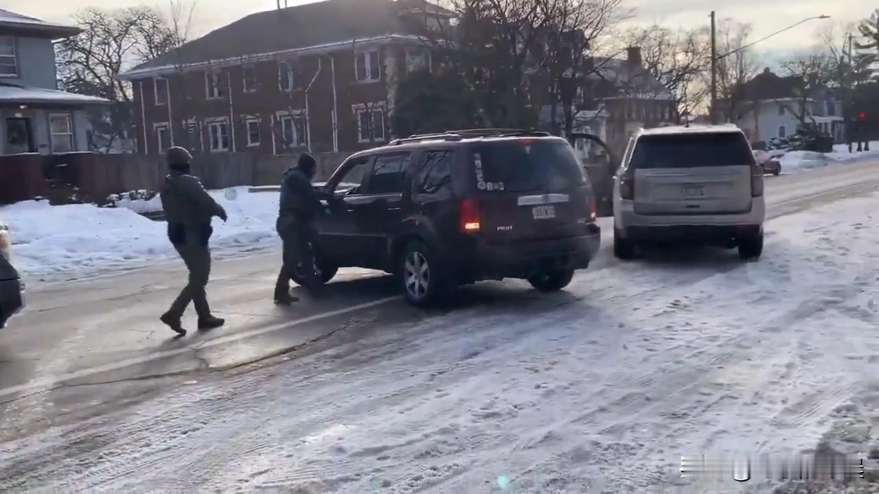 美国枪击血案引爆宪政危机！ICE执法击毙无辜公民，联邦与地方剑拔弩张
 
202