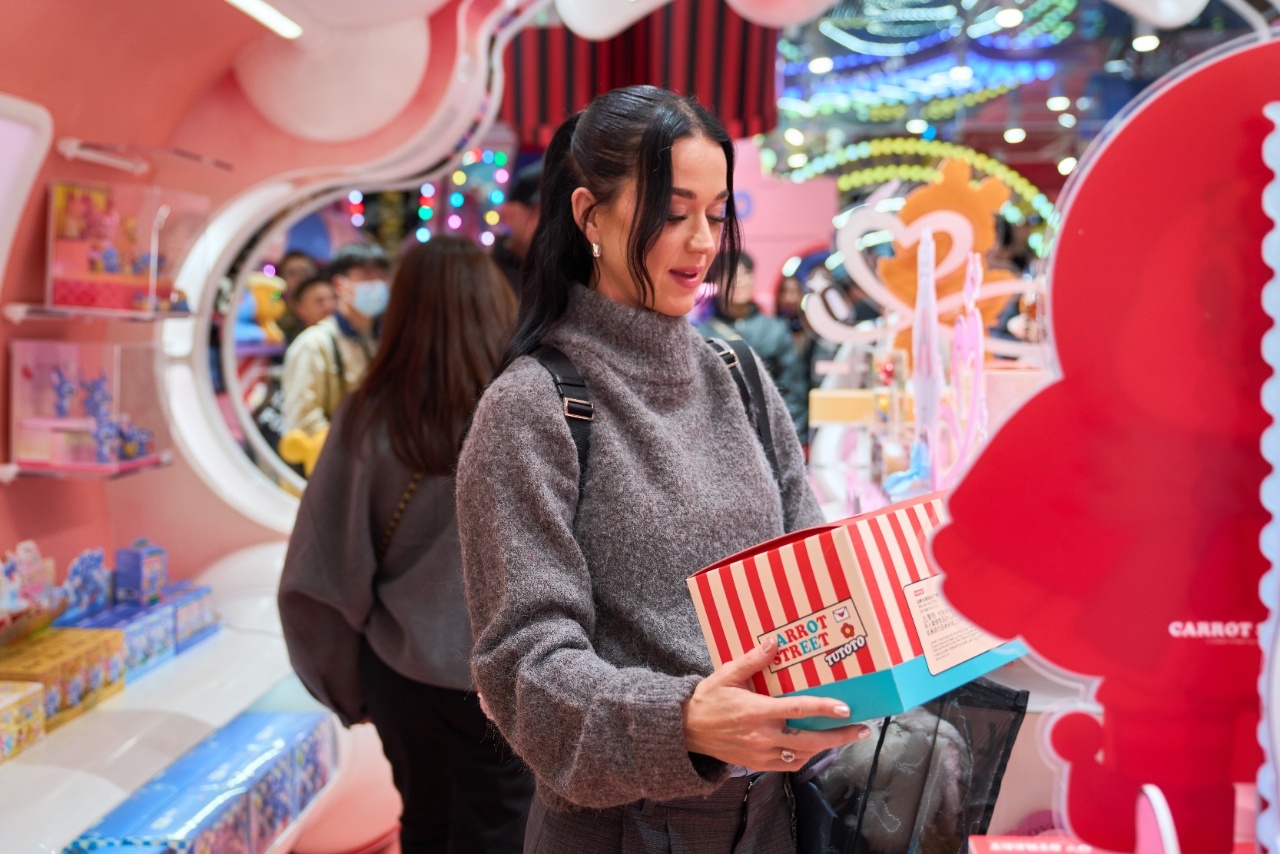 娱乐圈是不是在全球名创团建这真的不是娱乐圈大型团建现场吗？名创优品你是把半个内娱