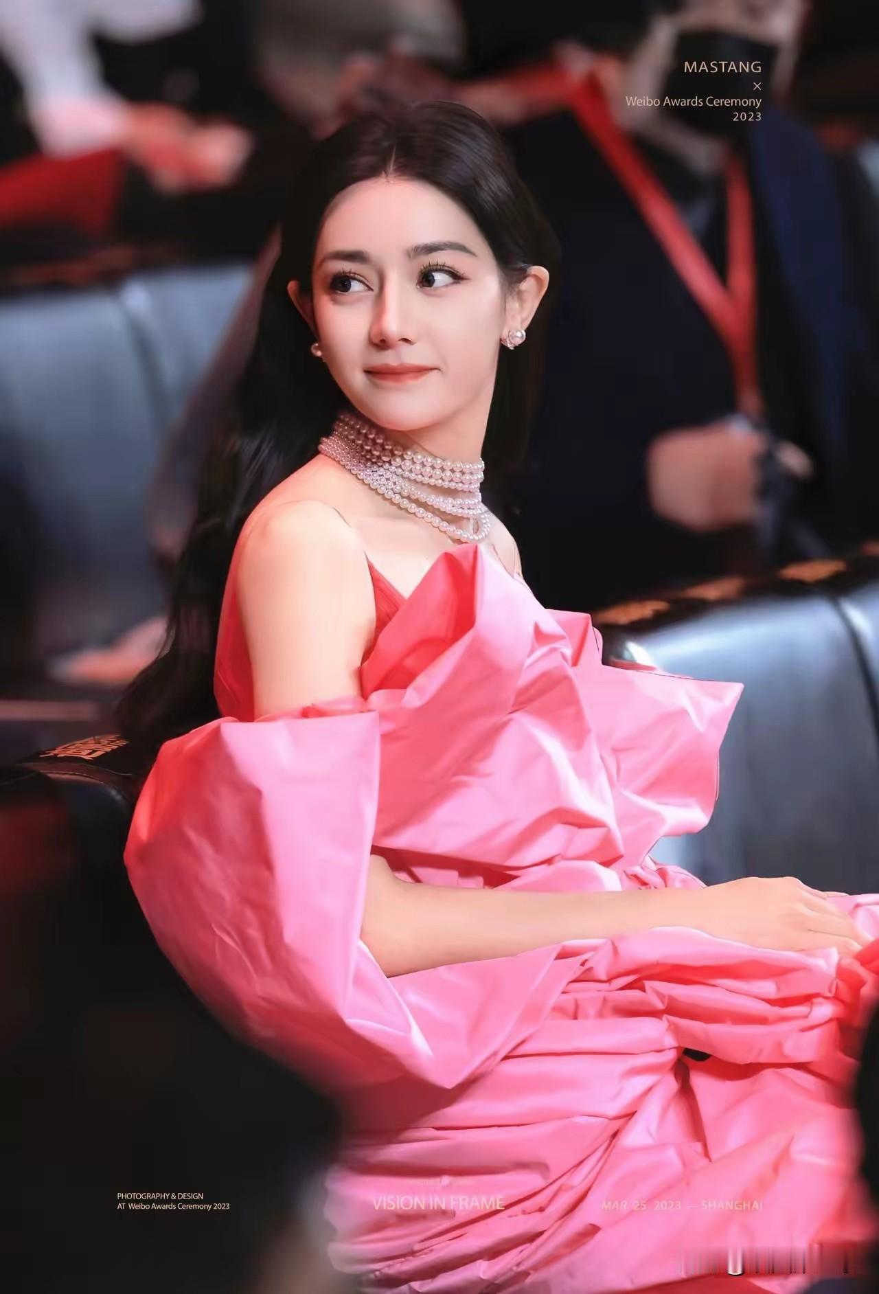 粉色娇嫩，太适合热巴了！
远远走来，就像一朵盛放的粉色花团，甜甜的亮亮的，也像宫