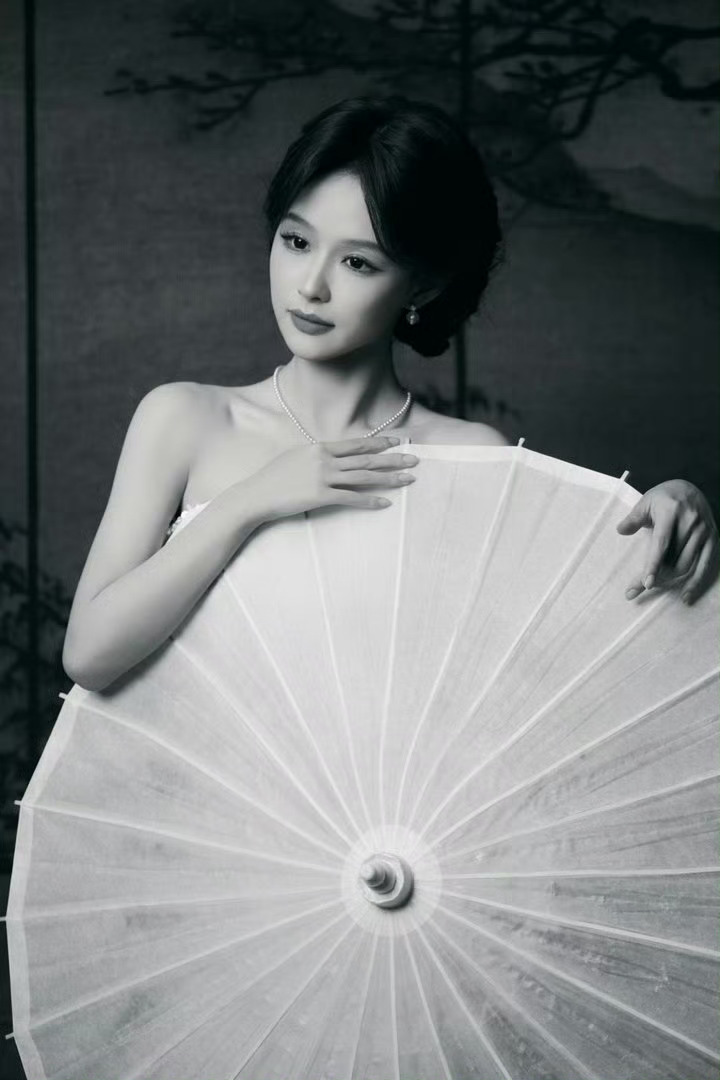 短剧女演员百花奖造型以前总说短人和内娱有壁，现在短人也是越来越多在大舞台上露面了