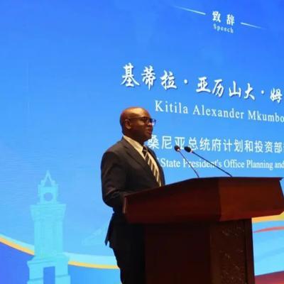 打脸全世界！撕毁中国百亿大单讨好英日，荒废6年空地，如今砸220亿回头求中国，国