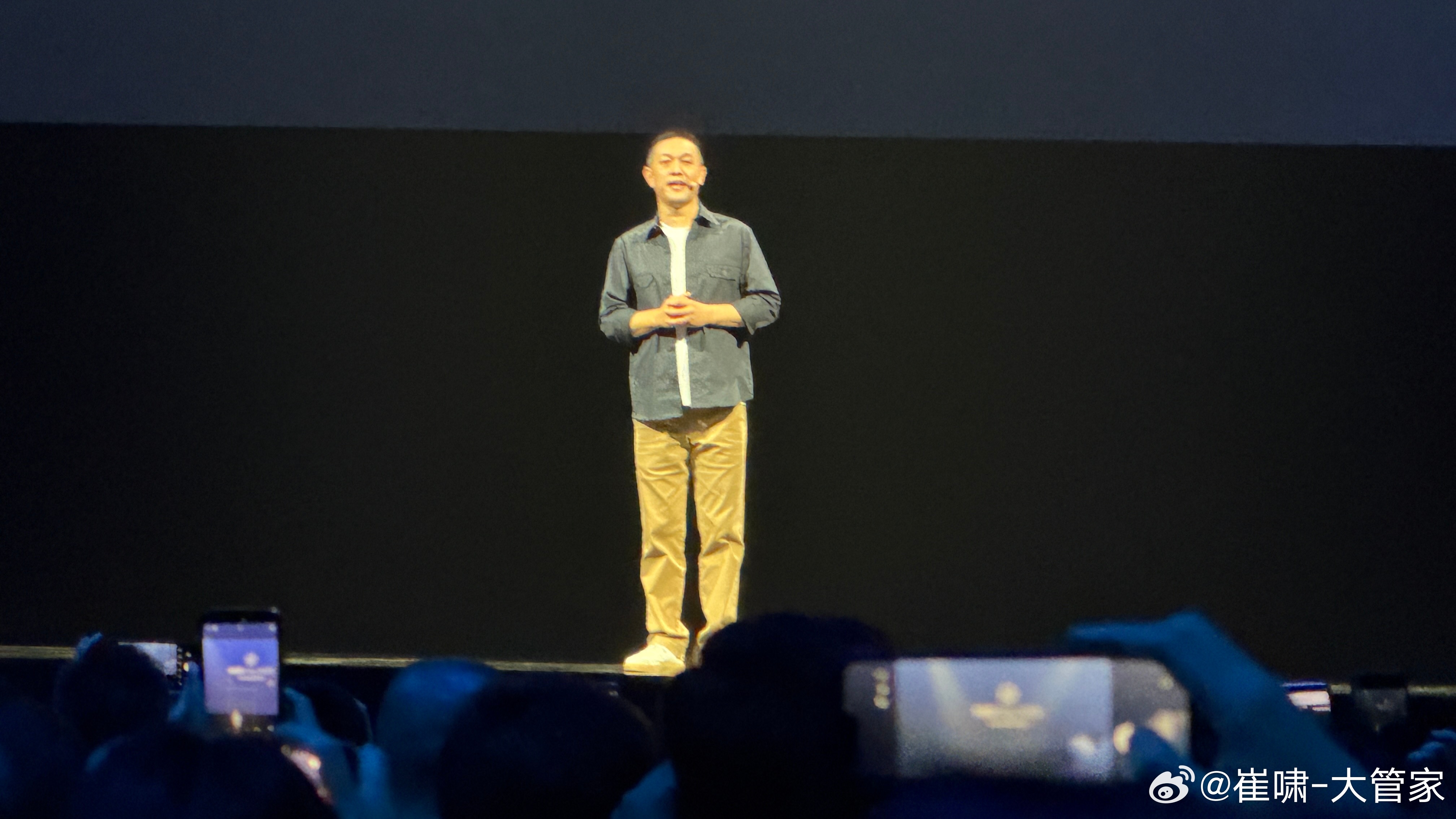 不过我还是要吐槽一下iPhone 17 Pro  Max的8倍镜头…本来是斌哥在