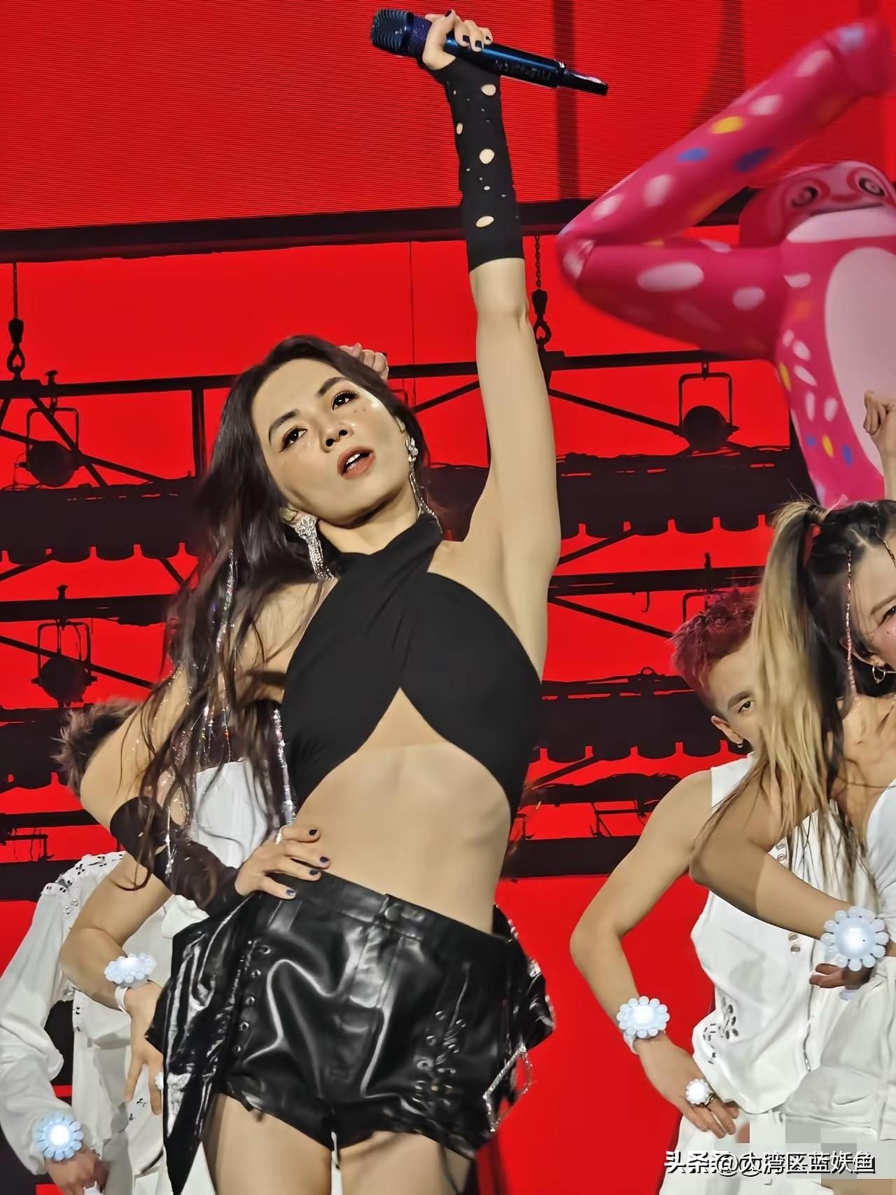 刷到Ella西安演唱会的视频，镜头怼着她的腰腹拍，台下尖叫快掀翻屋顶——不是夸张
