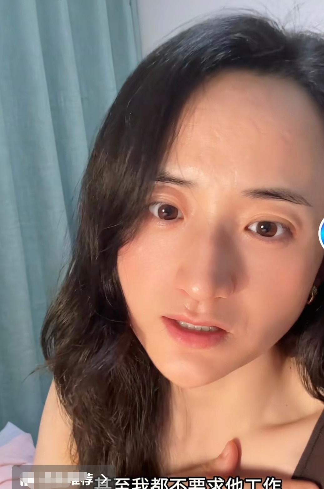 大龄剩女雅典娜嫁不出去了，对男性没一点尊重，都见了父母了叫男朋友黑皮小奶狗。她这