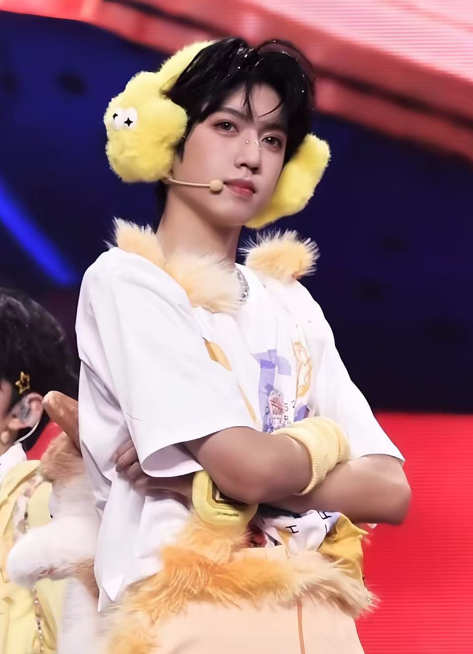 张桂源亲签被王橹杰唯粉抽中张桂源 都来看看这个184cm+优越头肩比，大眼浓睫，