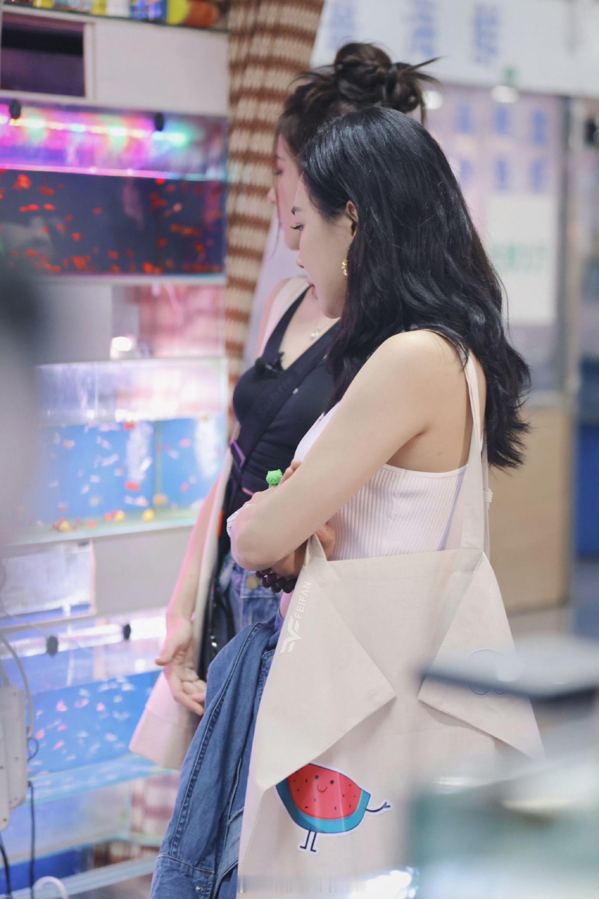 #原来长的好看菜市场也能出片##美食告白记# 啊啊啊！这脸真是太绝了！刘忻、张予