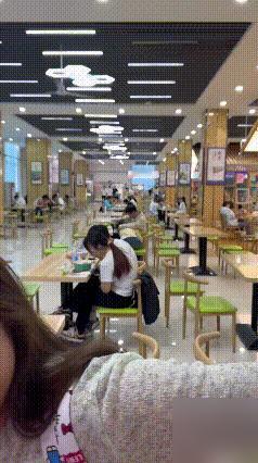 大学校园食堂是吃饭的地方！刷到个视频，俩小情侣在食堂里旁若无人地卿卿我我，周围同