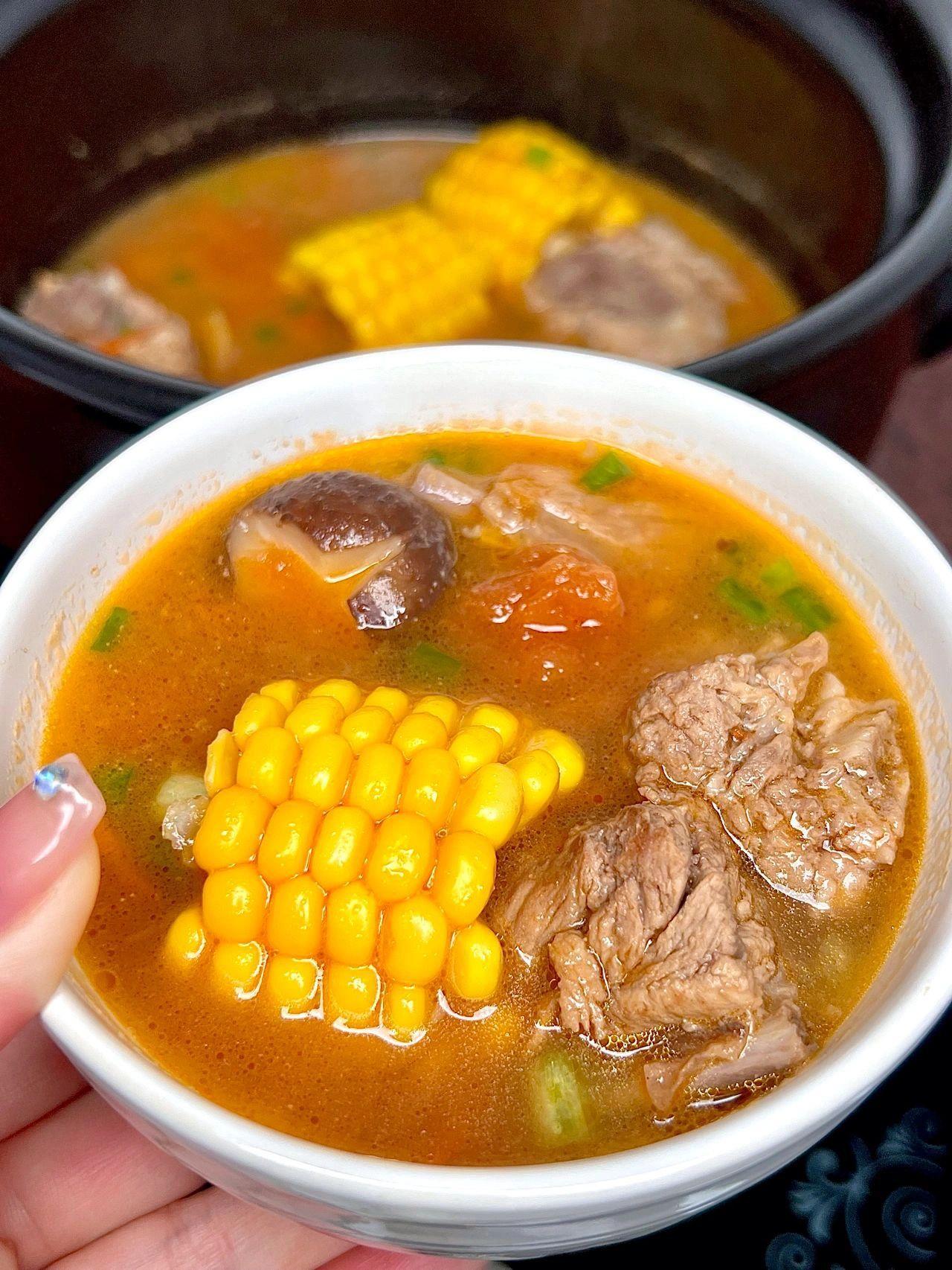 适合夏天喝的汤，酸甜开胃的番茄排骨玉米汤

夏天容易没胃口，就想吃些酸酸甜甜，开