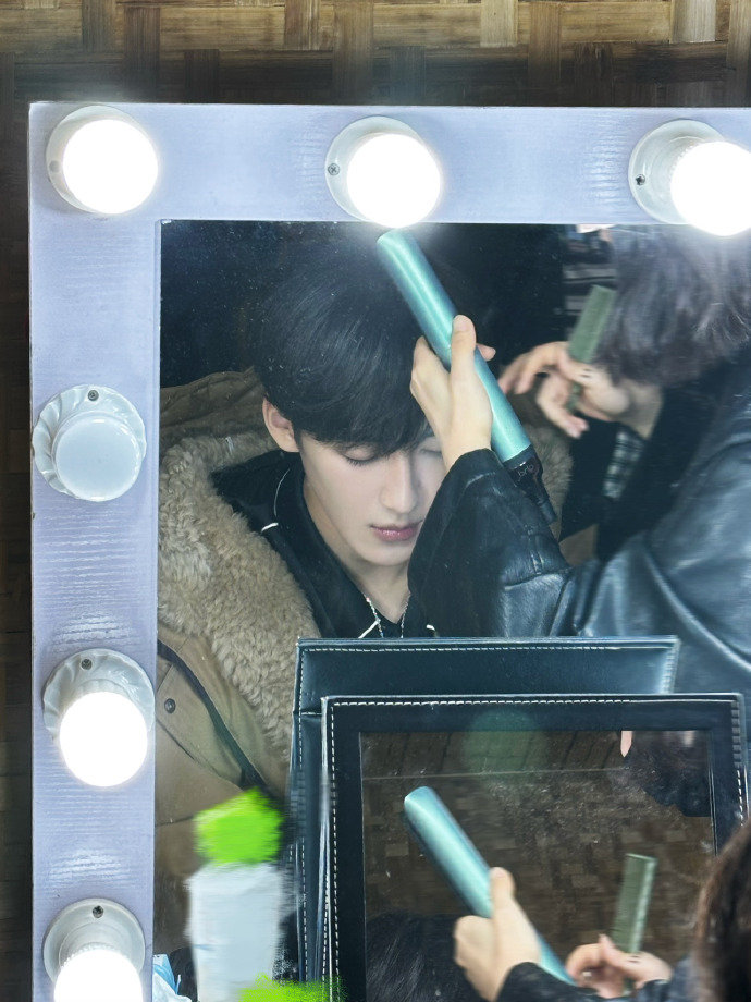 叮咚~捕捉到素颜何洛洛和妆后何洛洛啦 