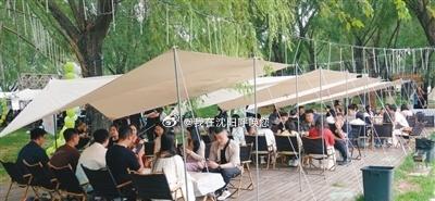 系上五彩绳 遇见“粽”情知音
　　春风十里，不如林间相逢。6月13日，沈阳丁香湖