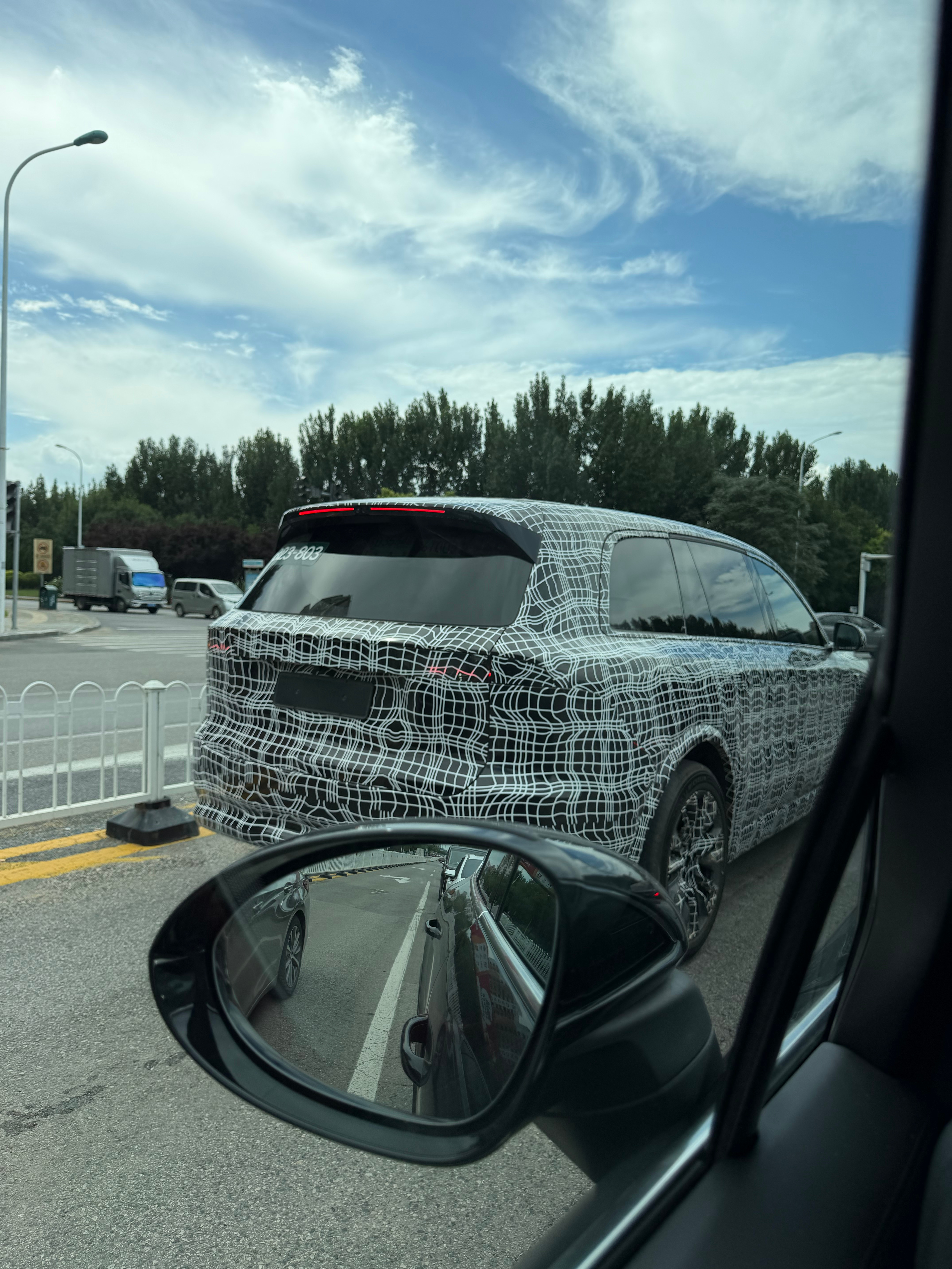 路遇一台测试车，应该也是九系大SUV，但看不出来是什么车有认识的吗 