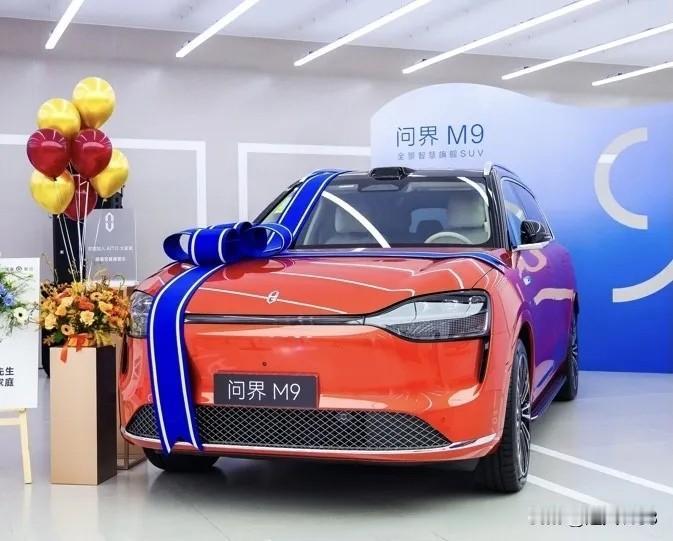 2月16日问界M9三登春晚，亮相在央视马年的春节晚会上。有梁家辉、刘涛、张新成三