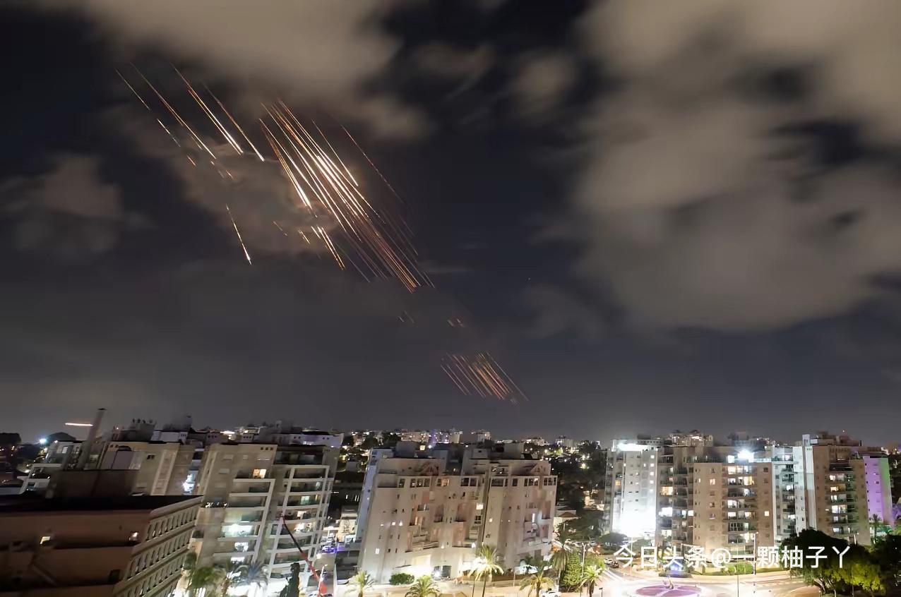 伊朗发射的重型导弹它不是单弹头直冲目标，而是飞到半空后自动散开，一下子分出几十枚