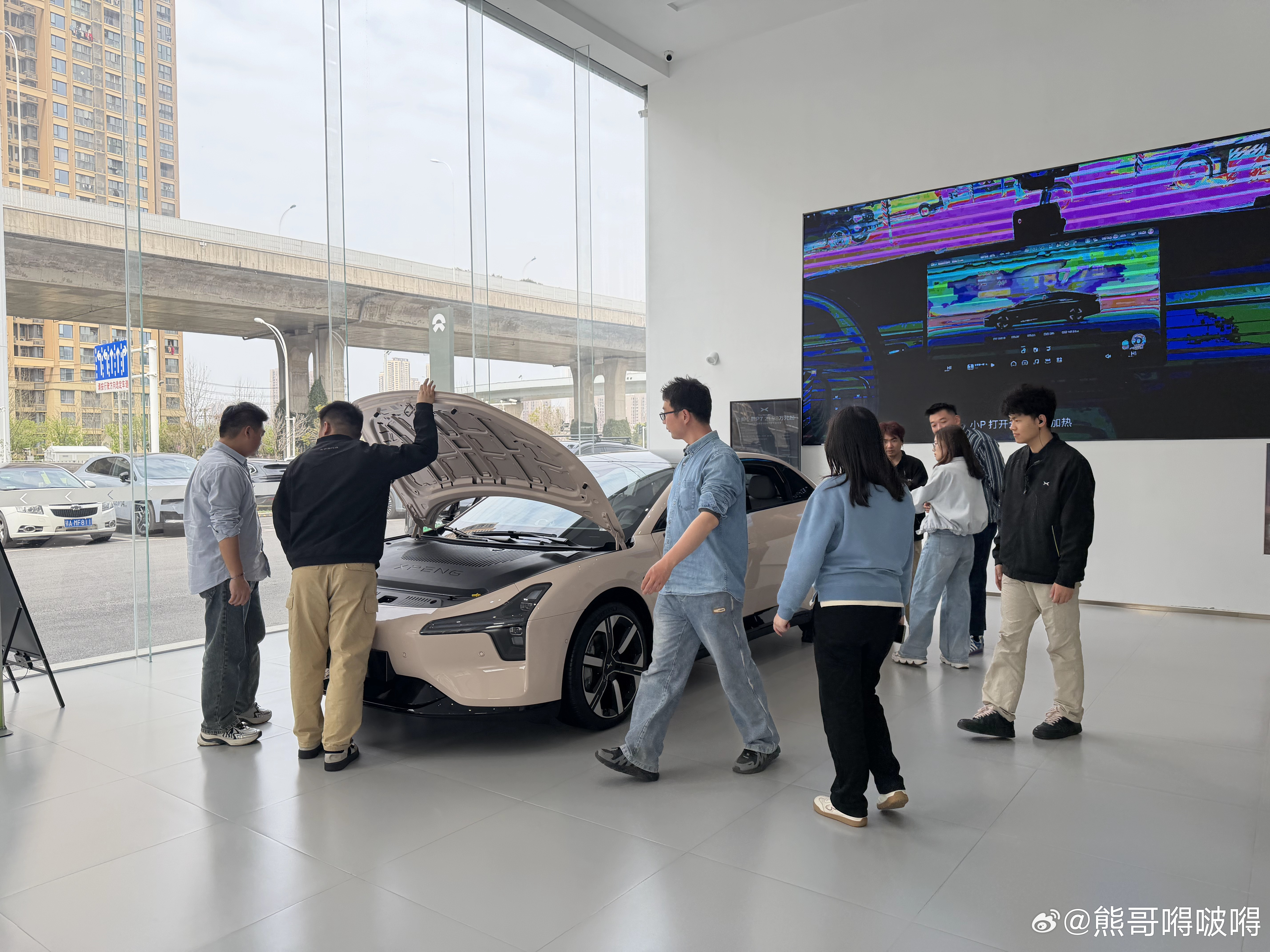 2026款小鹏MONA M03终端热度持续走高，自3月27日开放试驾以来，门店试