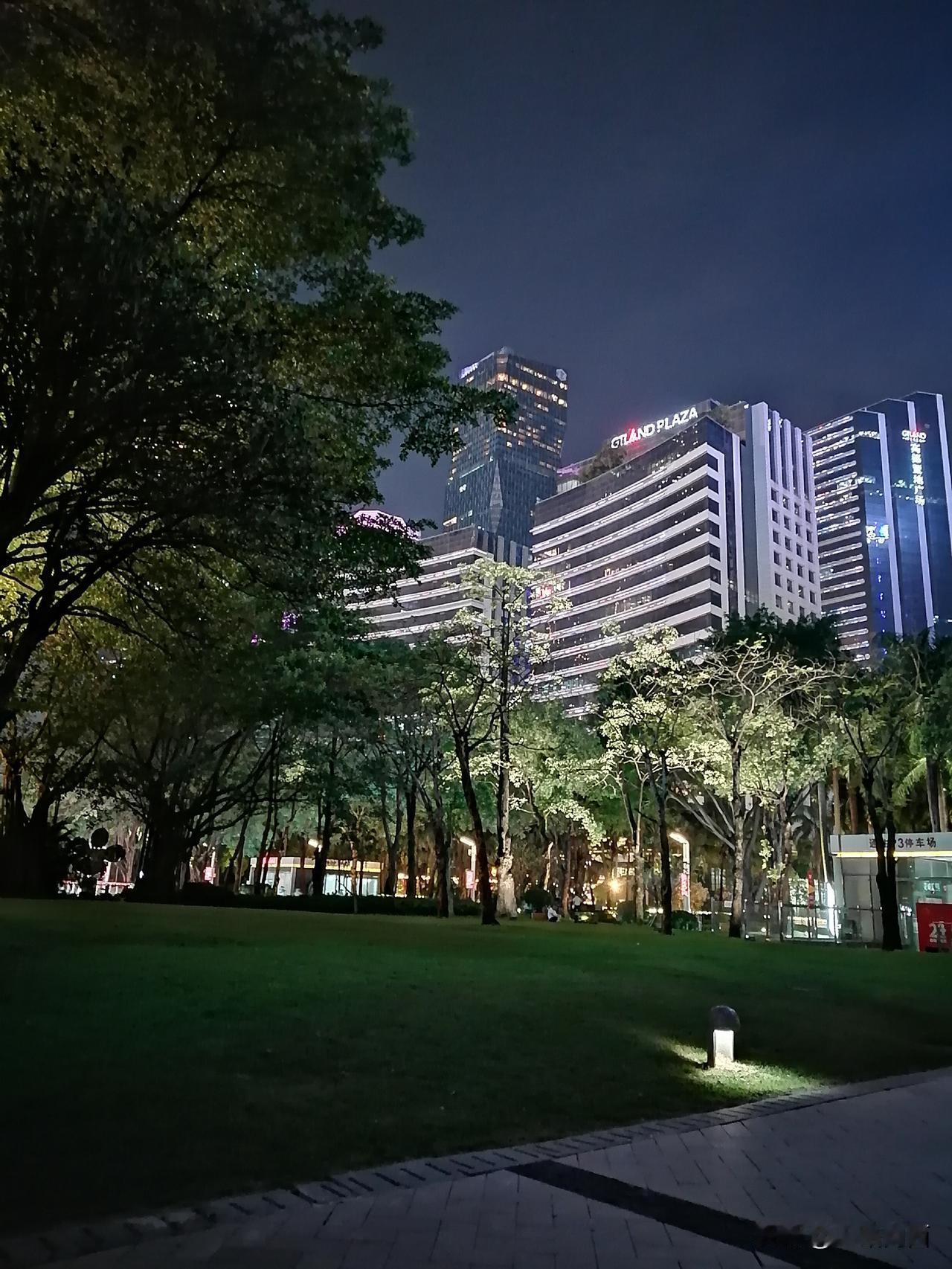 在花城汇广场这热闹的地方求偶遇，想想就刺激！花城汇广场人来人往，到处都是潮流的帅