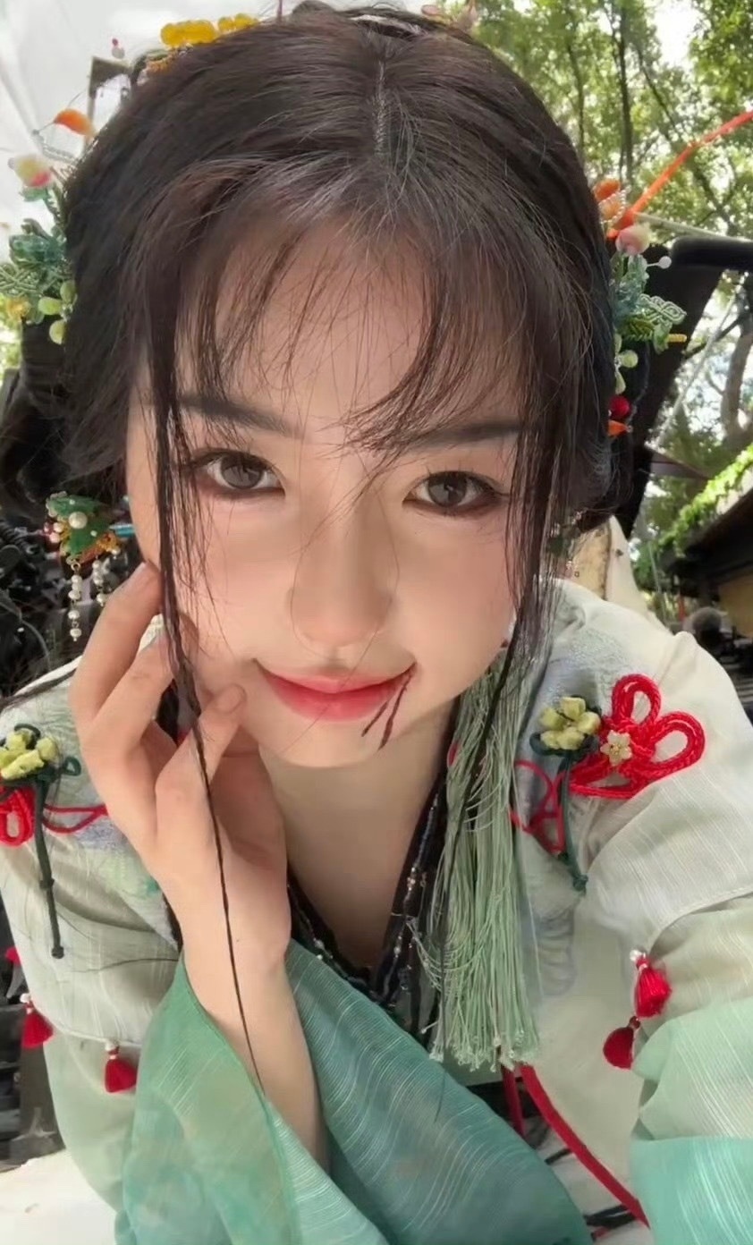 萌妙自拍～虞书欣用凌妙妙头像包场丁禹兮新剧