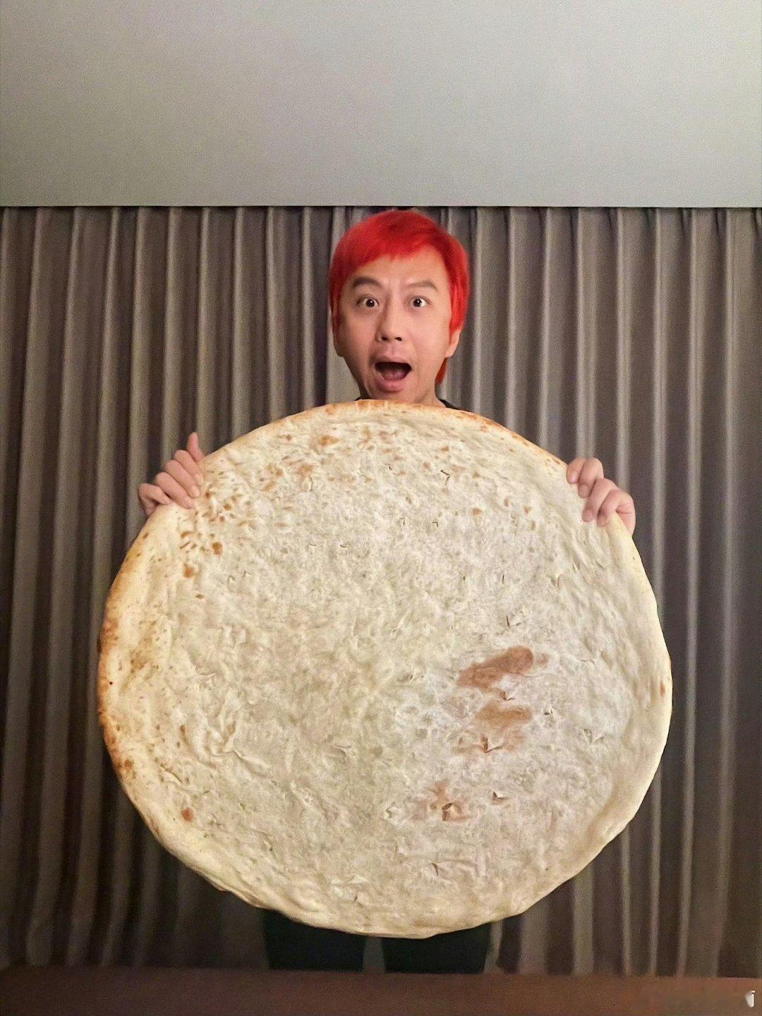 终于找到是谁发明的邓超了终于找到是谁发明的邓超，这位创作者简直是天才，全身自带笑