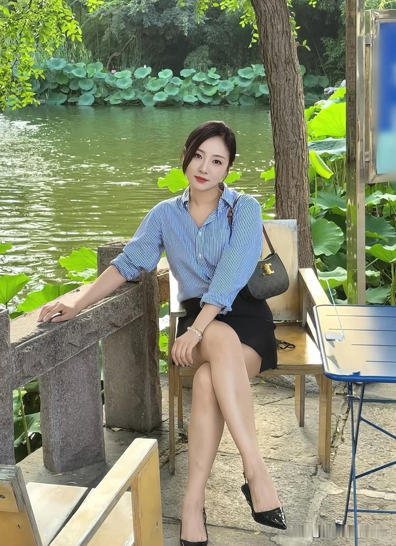 静坐湖边，享受美好时光[玫瑰][玫瑰]