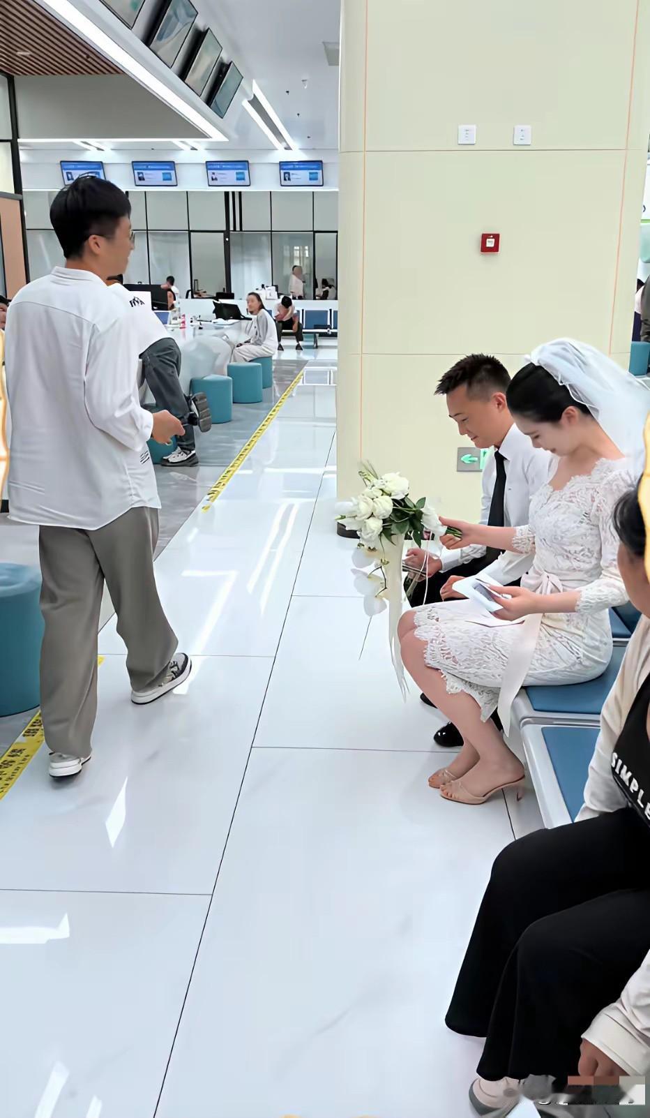 为了催生，医院都能领证了
直接给未婚先孕的提供方便
先是取消必须使用户口本
还有