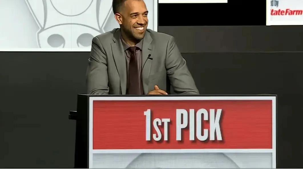 逆天的手气老鹰摘下状元签！
在今日举行的2024NBA乐透选秀抽签仪式中，原本预