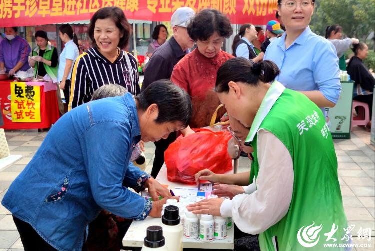 “药品安全 监管为民”2025年山东省药品安全进社区活动走进临沂兴冠园