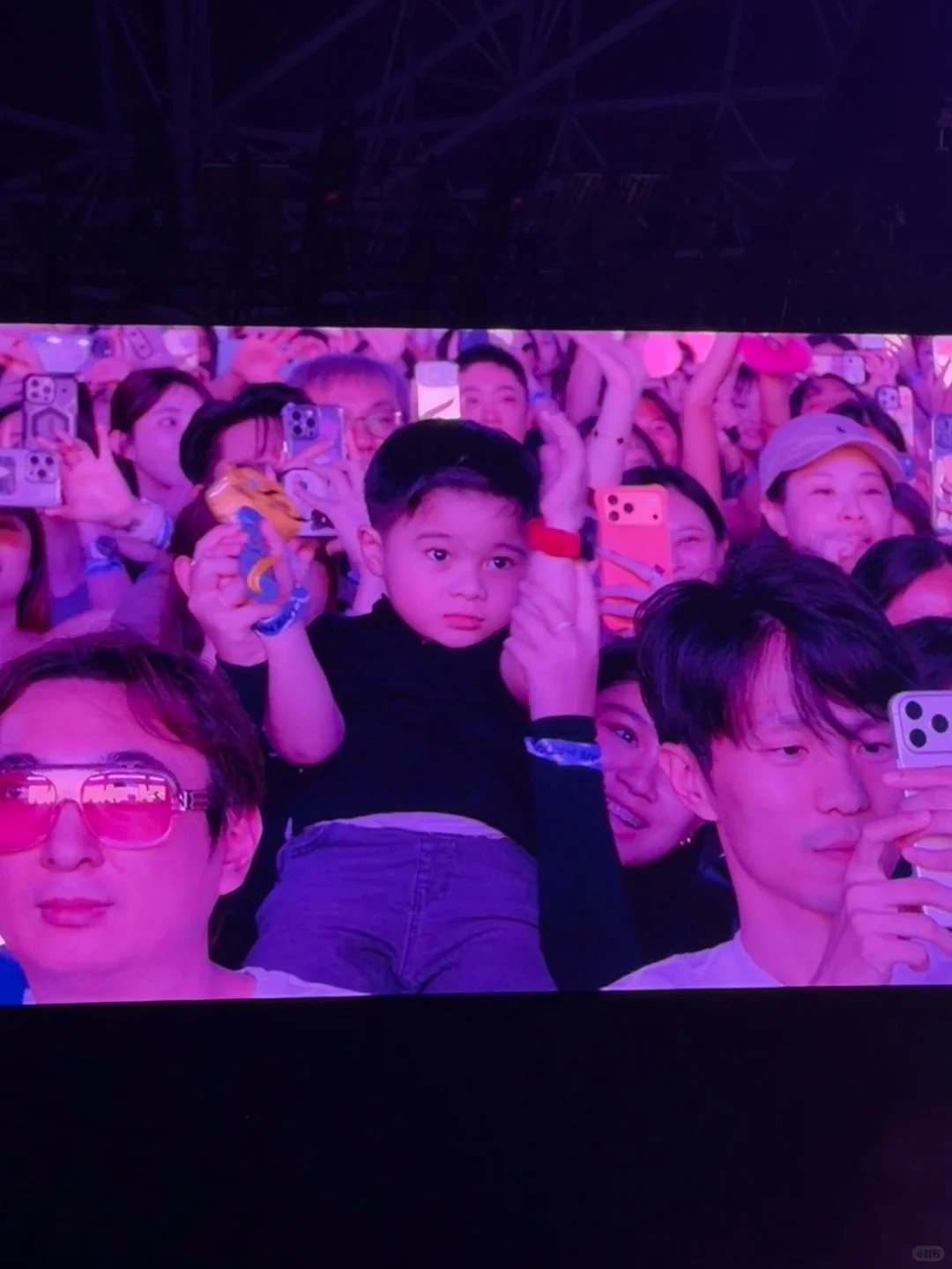 懒懒与男友看blackpink演唱会 网友在blackpink新加坡演唱会大屏看