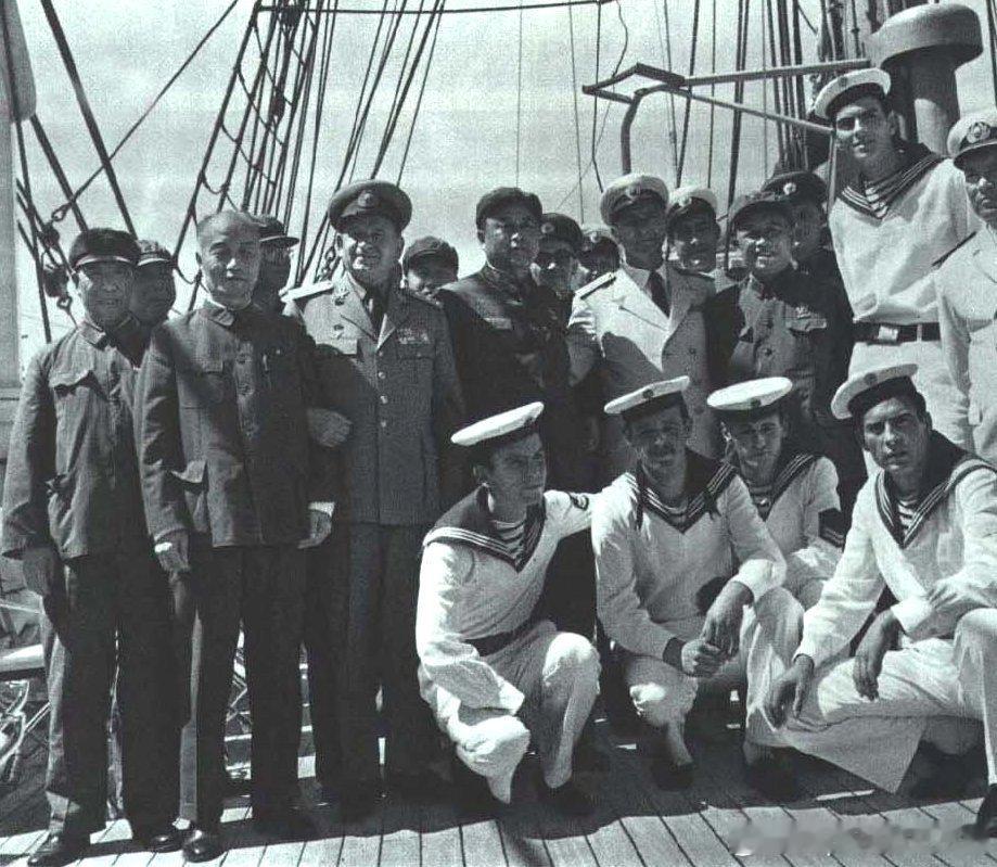 1971年8月罗马尼亚海军司令格里戈利-马尔特斯海军中将陪同中国军事友好代表团访