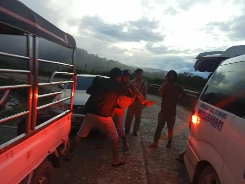 缅甸景栋-东枝公路发生车辆侧翻事故 两名乘客死亡 7人受伤