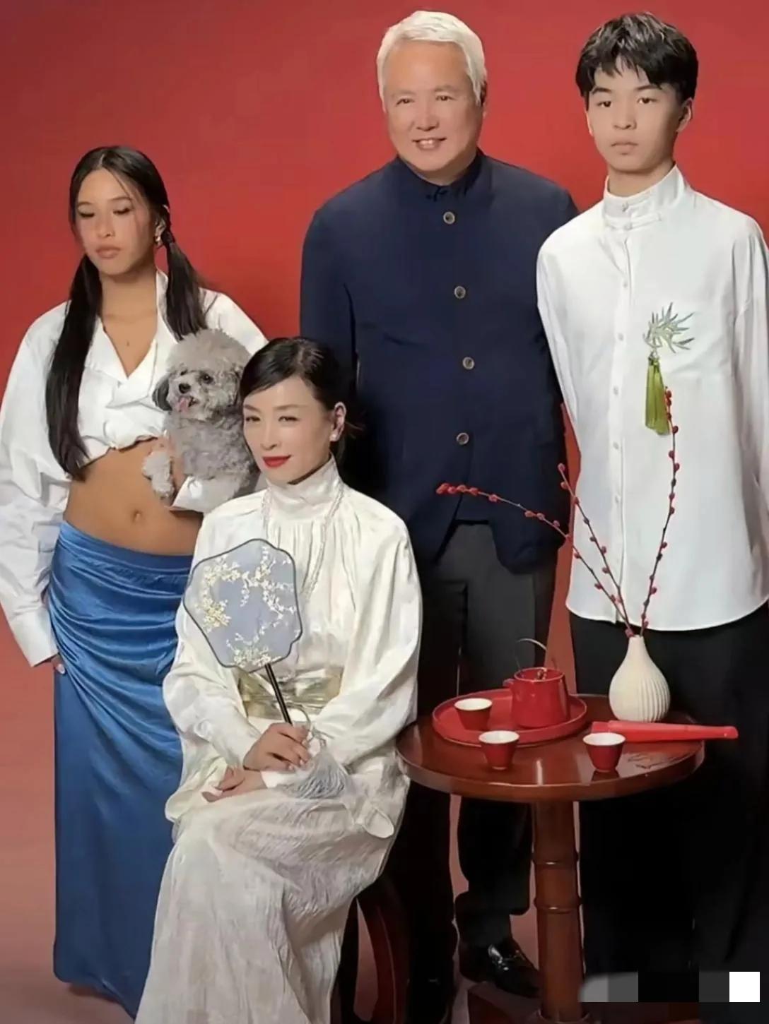 一起来欣赏一下林瑞阳与张庭的全家福吧！

60多岁的林瑞阳满头白发，面孔馒化，发